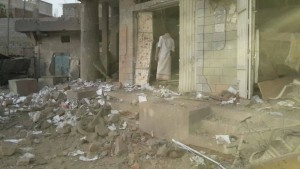 جرائم العدوان السعودي - المبنى اسلكني الذي استهدفته غارات العدوان - بيت الفقية - الحديدة   (9)