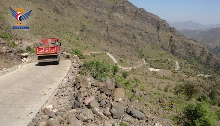 صور افتتاح مشروع رصف طريق نقيل المسجدين بمديرية العدين بإب بمبادرة مجتمعية ١