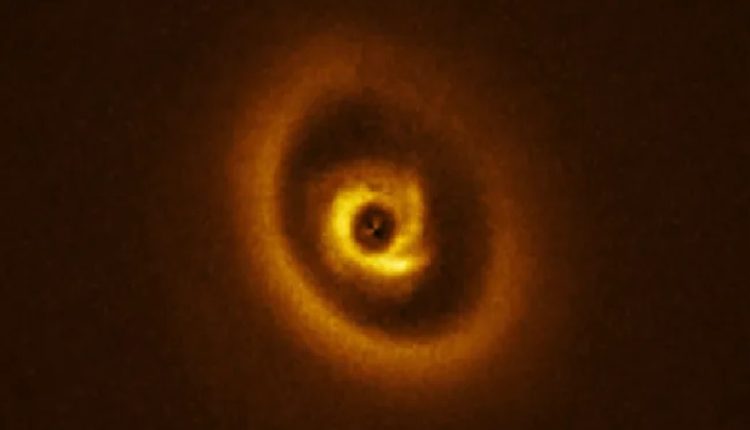 كوكب عملاق في مرحلة الأولى من الولادة والنشأة