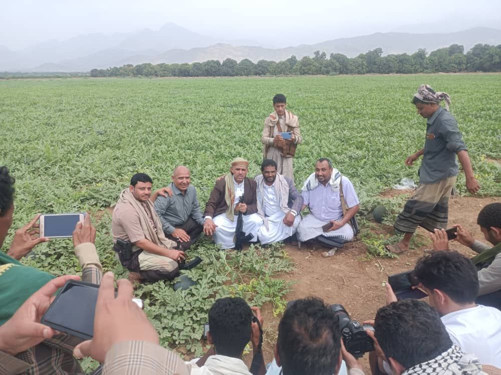 جانب من زياراته الميدانية لدعم وتشجيع المزارعين 