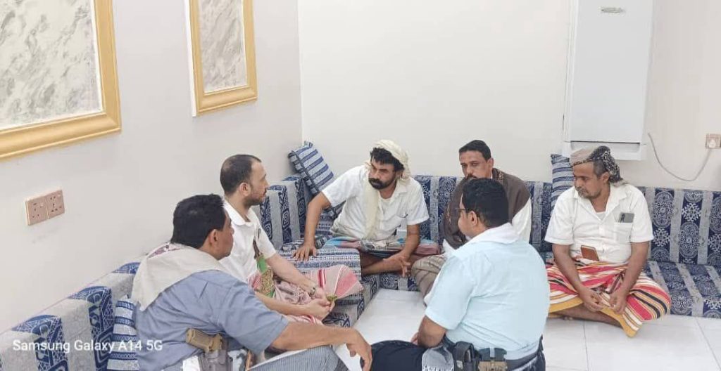  مع شيخ مشايخ قبائل الزرانيق الشيخ محمد منصر لمناقشة قضايا المواطنين